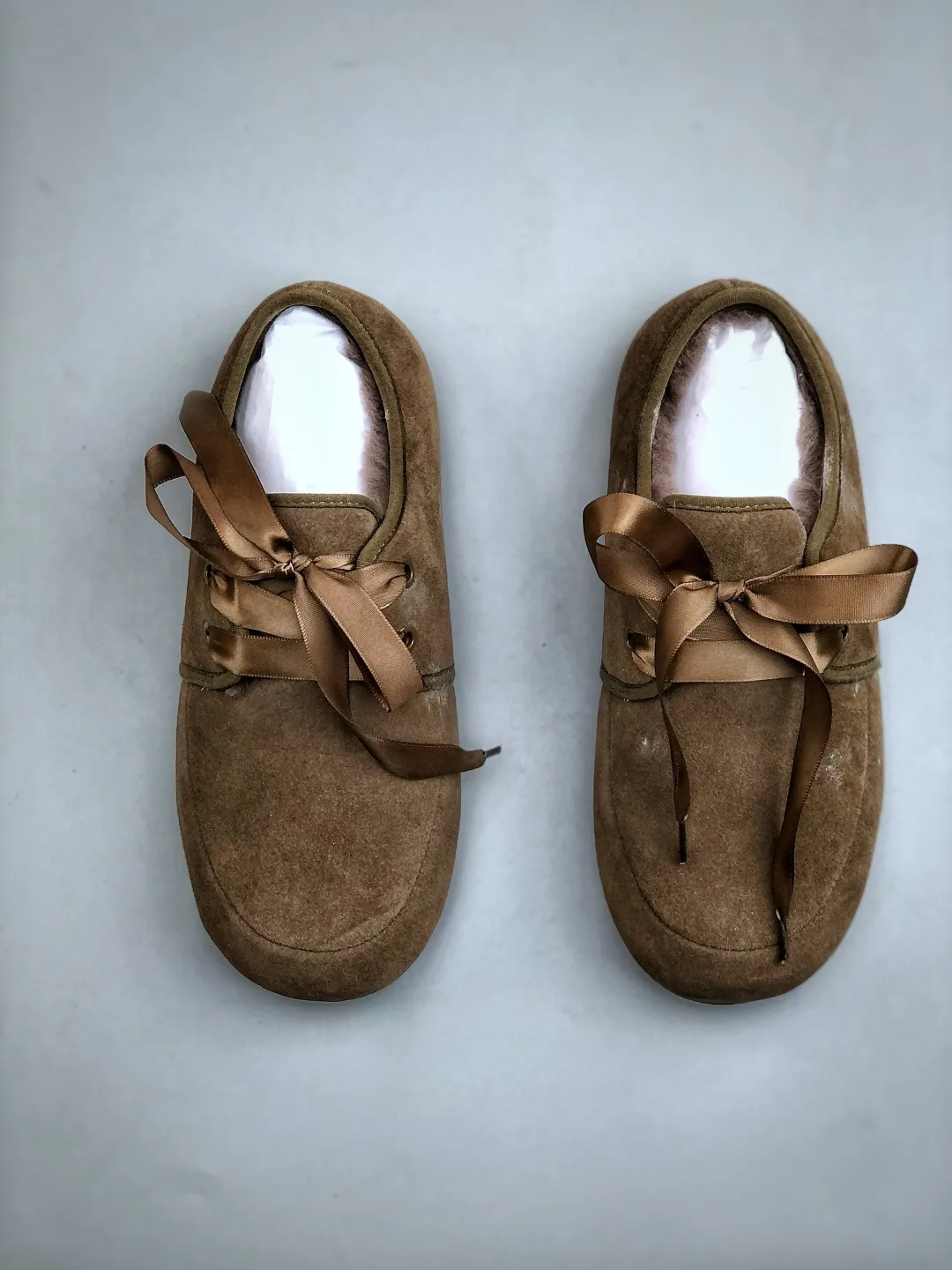 Local self-pickup 💰520 supports store release. The best-selling model on the entire network at the end of the year, UGG Mary Jane Mule slippers, 1.5CM thin sole, women's model, Xiaohongshu hot model, produced by a major foreign trade factory in Guangzhou, from toe to insole, real sheep fur, independent outer box packaging, craftsmanship, different from any version on the market, 1.5Ccm thin sole, independent original development of outsole, cashmere insole, keeping warm in winter, going out, and a very suitable choice for home use. This year uug launches a style series Partly catered to the preferences of young consumers, it has also moved to the forefront of fashion trends. Shoe body material: suede upper, 17mm UGGPURE™ implanted wool insole, lightweight non-slip and comfortable rubber outsole, with brand LOGO and trademark, with full packaging Size: 35-40